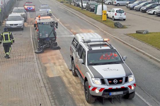 Straßenreinigung im Industriegebiet Westerhaar in Wickede FOTO: FEUERWEHR