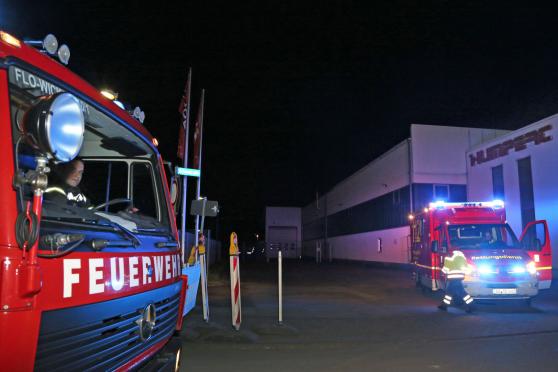 Nächtlicher Einsatz von Feuerwehr und Rettungsdienst am Industriebetrieb Humpert an der Erlenstraße in Wickede FOTO: ANDREAS DUNKER