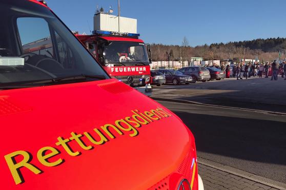 Die Mitarbeiter der Firma "Rudolf Hillebrand" wurden auf Grund des Brandalarms evakuiert. FOTO: ANDREAS DUNKER