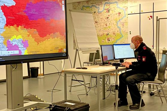 Ein Mitarbeiter der Feuerwehr beobachten in der Rettungsleitstelle in Soest die Warnungen vor Unwetter auf einer metereologischen Karte auf einem großen Bildschirm im Rettungszentrum in Soest, um die Einsatzkräfte in der Region zu koordinieren. FOTO: FEUERWEHR KREIS SOEST