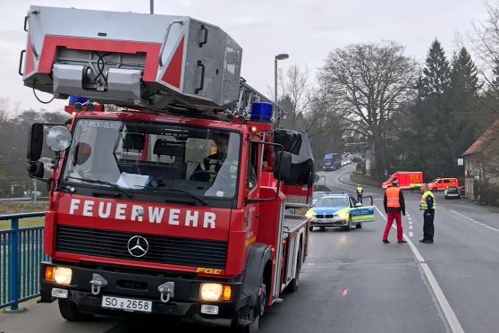 Für Probefahrten der Rettungsdienste wurde die Ruhrbrücke am heutigen Mittwoch morgen teilweise gesperrt. Damit wurden die erschwerten Bedingungen der Flussüberquerung während der Großbaumaßnahme für Notarzt, Rettungsdienst und Feuerwehr simuliert. Vor Ort waren auch Vertreter von Straßen.NRW, Gemeindeverwaltung und Kreispolizeibehörde FOTO: GEMEINDE WICKEDE (RUHR)