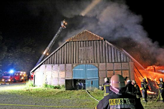 Die Wickeder Feuerwehr schützte die große Scheune mit Löschwasser vor einem Übergriff der daneben an der Remise züngelnden Flammen. FOTO: ANDREAS DUNKER