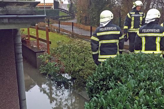 Im Garten und in der Kellerwohnung des Hauses am Rottweg in Wickede stand das Wasser nach dem Regen rund einen Meter hoch. Die Feuerwehr pumpte die schmutzige Brühe schließlich wieder ab und leitete das Dreckwasser ins Salmketal. FOTOS: FEUERWEHR