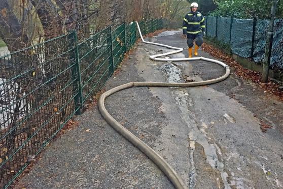 Im Garten und in der Kellerwohnung des Hauses am Rottweg in Wickede stand das Wasser nach dem Regen rund einen Meter hoch. Die Feuerwehr pumpte die schmutzige Brühe schließlich wieder ab und leitete das Dreckwasser ins Salmketal. FOTOS: FEUERWEHR