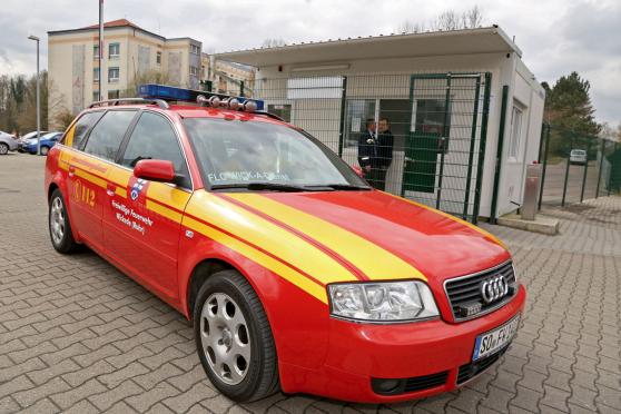 Feuerwehr-Fahrzeug vor der ZUE in Wimbern FOTO: ANDREAS DUNKER