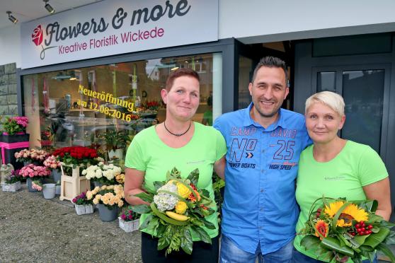 "Flowers & more – Kreative Floristik Wickede": Floristin Renate Jaras, Inhaber Joachim Holtz und Bärbel Woiczyk (von links) bei der Eröffnung des neuen Ladens an der Hauptstraße am 12. August 2016 ARCHIVFOTO: ANDREAS DUNKER