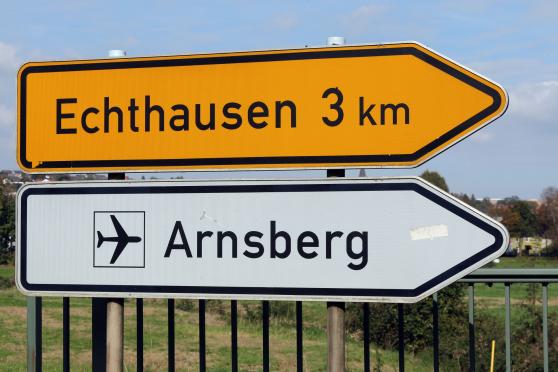 Streit um die Erweiterung der Start-und-Lande-Bahn des Flugplatzes Arnsberg-Menden (FAM) über die Kreisstraße in Richtung Echthausen hinaus FOTO: ANDREAS DUNKER