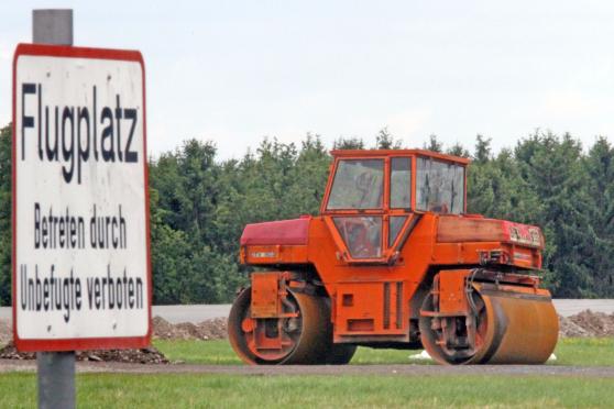 Asphaltierungsarbeiten im nordöstlichen Bereich der Start-und-Lande-Bahn des Flugplatzes Arnsberg-Menden. FOTO: ANDREAS DUNKER