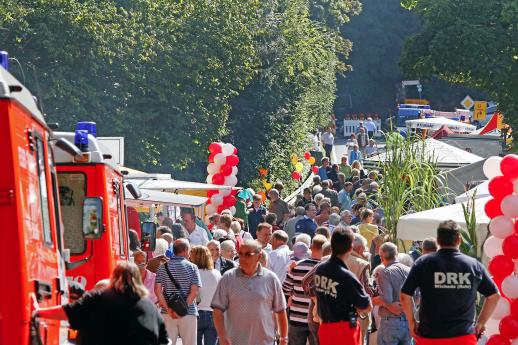 Riesiger Besucher-Andrang beim großen Dorffest des Fördervereins Dorf Wiehagen auf dem Fischhof Baumüller und der für den Autoverkehr gesperrten Straße Scheda: ARCHIVFOTO: ANDREAS DUNKER