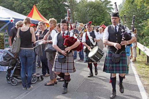 "Pipes and Drums" beim großen Dorffest des Fördervereins Dorf Wiehagen auf dem Fischhof Baumüller und der für den Autoverkehr gesperrten Straße Scheda: ARCHIVFOTO: ANDREAS DUNKER