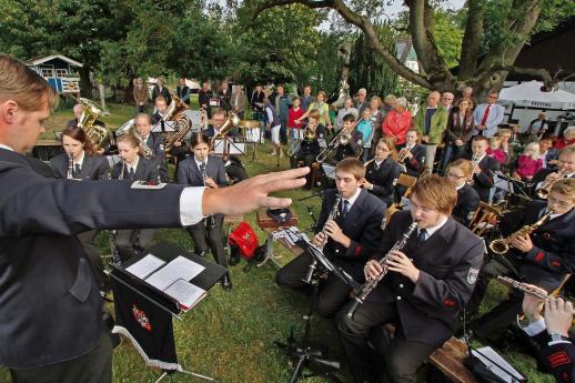 Der Feuerwehr-Musikzug spielt beim Gottesdienst zum großen Dorffest des Fördervereins Dorf Wiehagen am 2. September 2012 auf dem Fischhof Baumüller ARCHIVFOTO: ANDREAS DUNKER