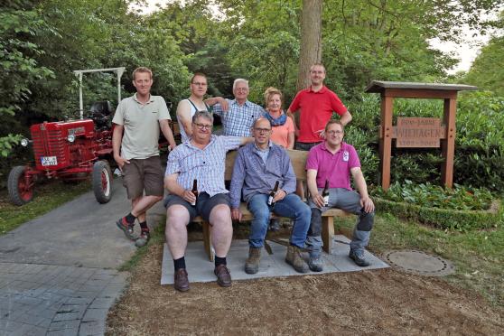 Mitglieder des Fördervereins "Dorf Wiehagen" stellten am Mittwochabend (14. Juni 2017) eine Sitzbank aus Eichenholz an der Wickeder Straße gegenüber der Einmündung der Straße "Meinerkwald" neu auf. Sitzend (von links): Alphons Hollmann, Frank Baumüller und Heinz-Bernd Luig – Stehend (von links): Markus Wrede, Ulrich Moors, Heinz Luig, Gabriele Kub und Tobias Vielhaber FOTO: ANDREAS DUNKER