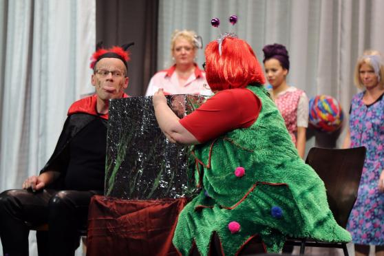 Die Erfindung "Der Neutralisator" der KFD wurde mit kleinen Missgeschicken unter anderem an Bürgermeister Dr. Martin Michalzik getestet  FOTO: CARINA WESTERWELLE