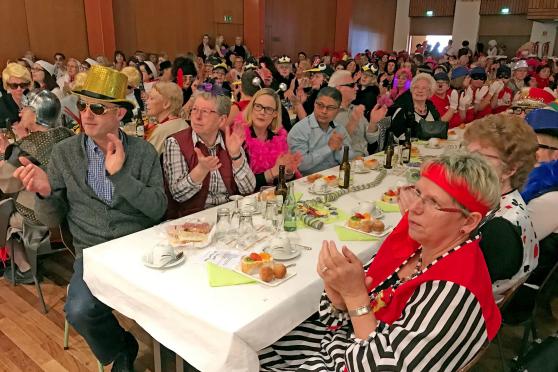 Pfarrer Thomas Metten und seine Mutter, Gemeindereferentin Annette Albrecht, Pater Tomy und Küster Joachim Nosol sowie die stellvertretende Bürgermeisterin Gertrud Martin aus Echthausen feierten mit den närrischen Weibern den Wickeder Frauenkarneval. FOTO: ANDREAS DUNKER