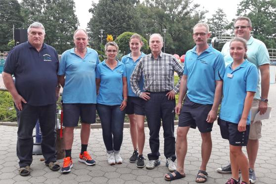Der Freibadförderverein (FFV) bedankte sich kürzlich im Rahmen der Moonlight-Party beim Freibad-Team für die Saison 2017 (von links): Stellvertretender FFV-Vorsitzender Werner Mischke, Schwimmmeister Wolfgang Menke, Kassiererin Annette Herden, Saisonkraft Kim-Nele Augustini, FFH-Kassierer Gisbert Heimann, Freibad-Chef Michael Scheffler, Saisonkraft Anna-Lisa Schulte und FFH-Vorsitzender Ralf Hettwer (FFV). Nicht im Bild: Schwimmmeister Manuel Brasautzki und Saisonkraft Leah Wolf vom Freibad-Team. FOTO: GEMEINDE WICKEDE (RUHR)