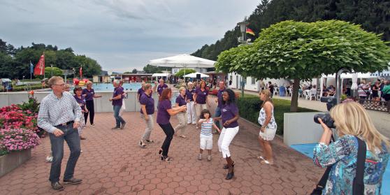 Tanz am Beckenrand im Wickeder Freibad FOTO: ANDREAS DUNKER