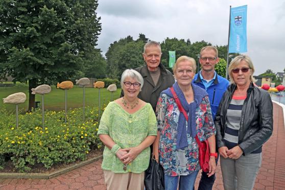 Bei der Präsentation des Fischschwarms am Rand des Schwimmerbeckens im kommunalen Freibad (von links): Gabi Barske, Siggi Willmann und Hannelore Gasse vom Kunst-und-Lyrik-Verein sowie Schwimmmeister Michael Scheffler und Ruth Hornkamp als zuständige Sachbearbeiterin aus dem Rathaus der Gemeinde Wickede Ruhr. FOTO: ANDREAS DUNKER