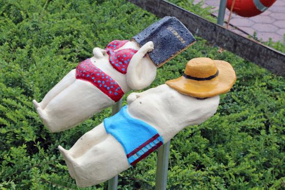 Sonnenbad im Regen: Bei der Präsentation der neuen farbigen Kunst-Installation im Freibad perlten Regentropfen von der blasen Haut der witzigen Figuren. Geschaffen hat die Figuren aus Ton die Hobby-Töpferin Hannelore Gasse aus Echthausen. FOTO: ANDREAS DUNKER