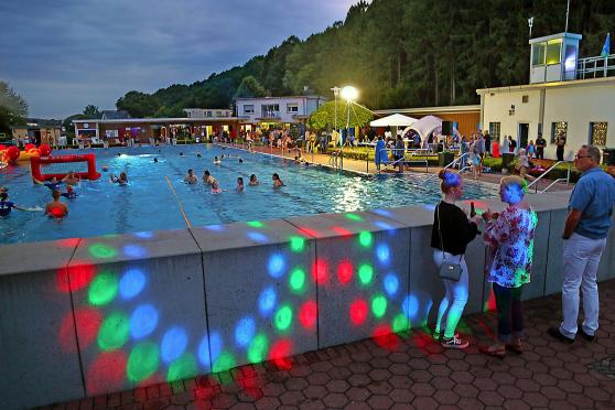Moonlight-Party im Freibad in Wickede FOTO: ANDREAS DUNKER