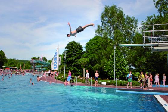 Im kommunalen Freibad in Wickede ist das Springen vom Drei-Meter-Turm ins Wasser zumeist erlaubt und ungefährlich. Nur bei zu großem Andrang im großen Schwimmerbecken ist der Turm für die Badegäste gesperrt. ARCHIVFOTO: ANDREAS DUNKER