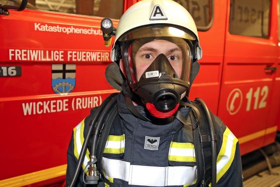 Eines der neuen Atemschutzgeräte beim ersten Test durch einen Wickeder Feuerwehrmann ARCHIVFOTO: ANDREAS DUNKER