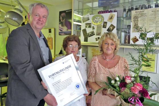 Friseurmeisterin Jutta Neumann (63, rechts) hat den Familienbetrieb "Salon Hoffmann" an ihre bisherige Angestellte Maribel Pinheiro (38) übergeben. – Die Aufnahme entstand anlässlich des 100. Jubiläums des Handwerkbetriebes. Links: Obermeister Norbert Bitter von der Friseur-Innung Soest-Lippstadt. Und in der Mitte: Alt-Chefin Anne-Lore Hoffmann († 2018) ARCHIVFOTO: KREISHANDWERKERSCHAFT / FRISEURINNUNG