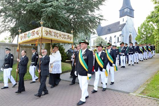 Ausgangspunkt der Fronleichnamsprozession war die katholische St.-Vinzenz-Kirche in Echthausen. FOTO: ANDREAS DUNKER