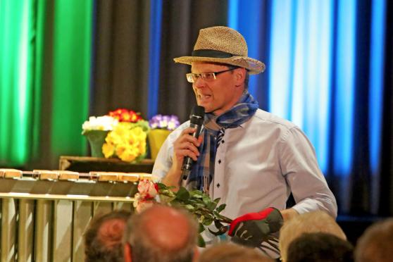 Bürgermeister Dr. Martin Michalzik (CDU) als Gärtner und Moderator FOTO: ANDREAS DUNKER