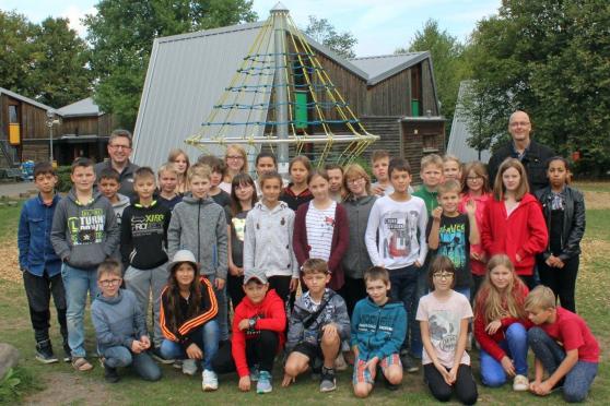 Die beiden Klassen des fünften Jahrgangs der Sekundarschule Wickede (Ruhr) zusammen mit ihren Klassenlehrern Frank Fiedler (links) und Peter Damm (rechts) im Sport- und Erlebnisdorf in Hachen FOTO: SEKUNDARSCHULE WICKEDE (RUHR)