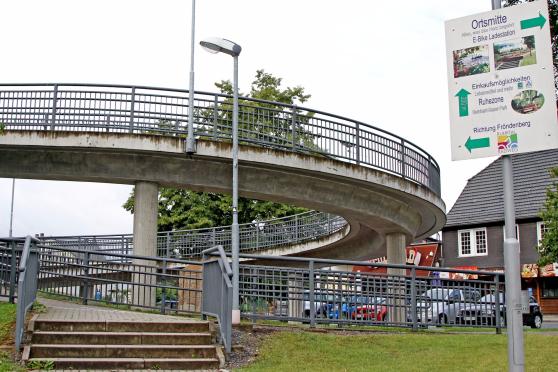 Wieder für Passanten frei: die Fußgängerbrücke am Bahnhof FOTO: ANDREAS DUNKER