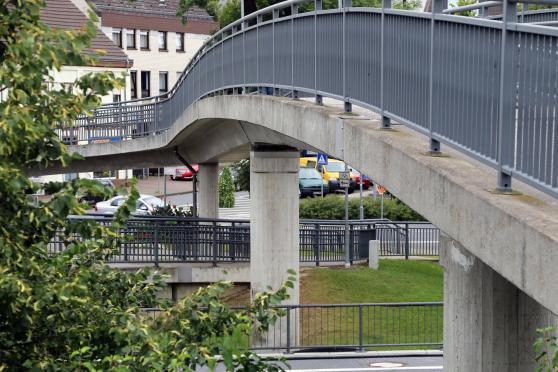 Die Fußgänger- und Fahrradbrücke über die Eisenbahnschienen in Wickede soll gesperrt werden. Die Widerlager – auf denen die Brücke ruht – sind defekt. FOTO: CARINA WESTERWELLE