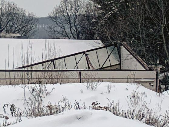 In Echthausen stürzten am heutigen Montagmittag die Dächer von zwei Lagerhallen der Firma GIWE Fensterbau unter dem Druck der Schneemassen ein. (Siehe eigenen Beitrag!) FOTO: AD MEDIEN GMBH