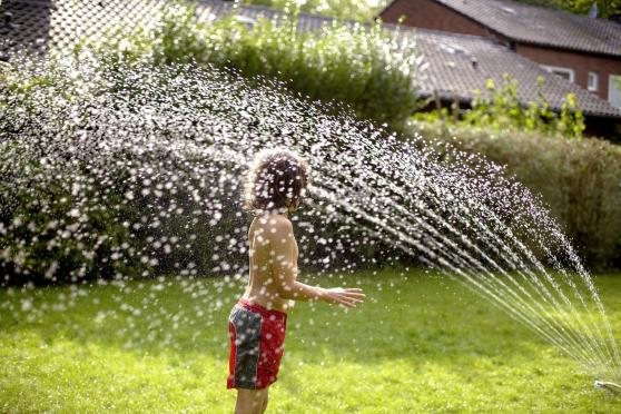 Gießwasser fürs Gras: Gartenbewässerung aus der Wasserleitung - Für das Wachstum der Pflanzen ist die Witterung derzeit zu trocken, sagen Hobbygärtner und Landwirte. Auch Regenwasser wäre dringend für die Natur notwendig. FOTO: GELSENWASSER