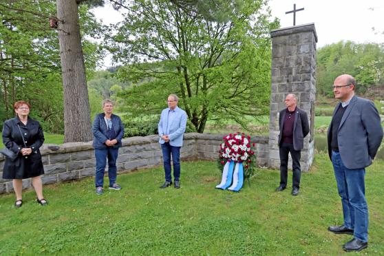 Die stellvertretenden Bürgermeisterinnen Ellinor Schilling (SPD) und Gertrud Martin (CDU), Bürgermeister Dr. Martin Michalzik (CDU) sowie der evangelische Pfarrer Dr. Christian Klein und der katholische Pfarrer Thomas Metten gedachten am Mahnmal zu Ehren der Wassertoten der Möhnekatastrophe der Verstorbenen. FOTO: ANDREAS DUNKER