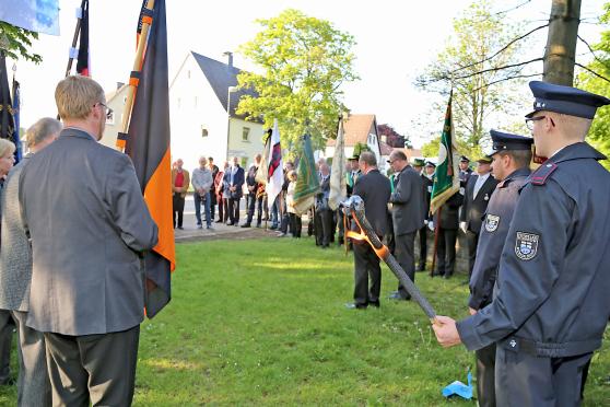 Der evangelische Pfarrer Dr. Christian Klein während seiner Ansprache an die Teilnehmer des Trauermarsches und der Gedenkfeier am Mahnmal zu Ehren der Opfer der Möhnekatastrophe am 17. Mai 1943 FOTO: ANDREAS DUNKER