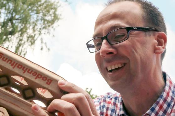 Warum Brudermeister Thomas Gehrke so herzlich über einen Eierkarton lacht? Das Duell „Schlag den Gehrke“ hält Geschicklichkeitsspiele bereit, für die das Erwachsensein nicht immer von Vorteil ist. FOTO: SCHÜTZENBRUDERSCHAFT ST. JOHANNES WICKEDE – WIEHAGEN