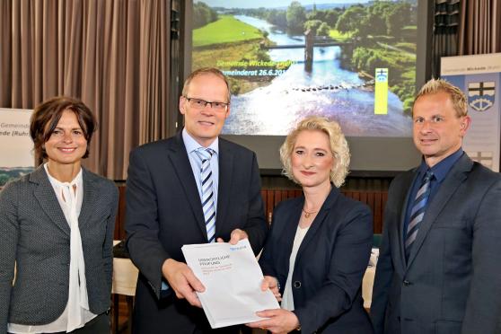 Bürgermeister Dr. Martin Michalzik (CDU) zusammen mit Abteilungsleiterin Doris Krüger (inks) von der Gemeindeprüfungsanstalt Nordrhein-Westfalen (GPA NRW) und dereren stellvertretenden Präsidentin Simone Kaspar (3. von links) sowie Gemeindekämmerer Christian Wiese (rechts) FOTO: ANDREAS DUNKER