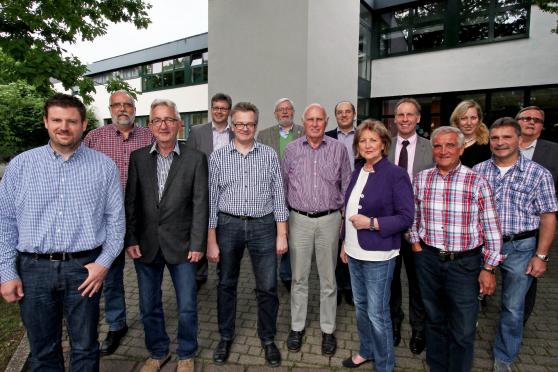 Der Aufsichtsrat der Wickeder Gemeindewerke zusammen mit Geschäftsführer Michael Lorke (4. von links): Bernd Pieper (CDU), Edmund Schmidt (CDU), Friedrich Neuhaus (CDU), Walter Bechheim (CDU), Lothar Kemmerzell (Bündnis 90 / Die Grünen), Aufsichtsratvorsitzender Hans Regenhardt (CDU), Thomas Schäfer (Bürgergemeinschaft), Christa Lenz (FDP), Dirk Schröter  (CDU), stellvertretender Aufsichtsratvorsitzender Engelbert Gurka (SPD), Natalie Zimmernann (SPD), Oswald Schober (SPD) und Helmut Bäcker (SPD). Nicht auf dem Foto: Bürgermeister Dr. Martin Michalzik (CDU), geborenes Mitglied im Aufsichtsrat der Gemeindewerke. FOTO: ANDREAS DUNKER