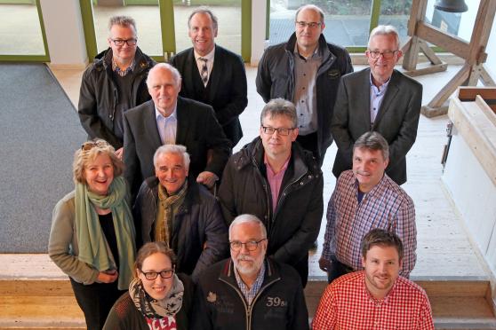 Mitglieder des kommunalpolitisch besetzten Aufsichtsrates der Gemeindewerke Wickede (Ruhr) zusammen mit Geschäftsführer Michael Lorke – Vordere Reihe (von links): Natalie Zimmermann (SPD), Edmund Schmidt (CDU) und Bernd Pieper (CDU). Zweite Reihe (von links): Christa Lenz (FDP), Engelbert Gurka (SPD), Gemeindewerke-Geschäftsführer Michael Lorke und Oswald Schober (SPD). Dahinter: Aufsichtsratsvorsitzender Hans Regenhardt (CDU). Letzte Reihe (von links): Walter Bechheim (CDU), Dirk Schröter (CDU), Thomas Schäfer (Bürgergemeinschaft) und Friedrich Neuhaus (CDU). FOTO: ANDREAS DUNKER