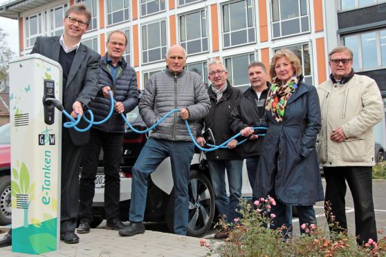 Gemeindewerke-Geschäftsführer Michael Lorke, Bürgermeister Dr. Martin Michalzik (CDU) und Aufsichtsratsvorsitzender Hans Regenhardt (CDU) zusammen mit den Ratsmitgliedern Friedrich Neuhaus (CDU), Oswald Schober (SPD), Christa Lenz (FDP) und Helmut Bäcker (SPD) FOTO: ANDREAS DUNKER
