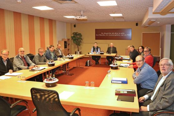 Der Aufsichtsrat der Gemeindewerke Wickede (Ruhr) mit Vorsitzendem Hans Regenhardt und Geschäftsführer Michael Lorke kurz vor Beginn seiner Sitzung im Bürgerhaus in Wickede. Es fehlt auf dem Bild: Christa Lenz (FDP). FOTO: ANDREAS DUNKER