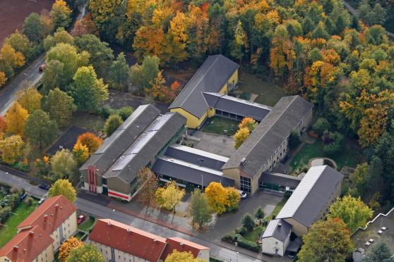 Der schulische Gebäudekomplex im Hövel in Wickede LUFTBILD: ANDREAS DUNKER / nrw-image.de