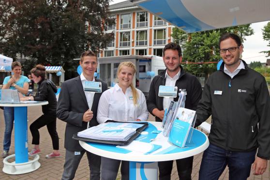 Vertreter der "Deutschen Glasfaser" bei dem Familientag auf dem Marktplatz in Wickede FOTO: ANDREAS DUNKER