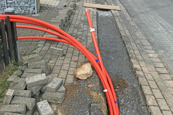 Die roten Leerrohre deuten an vielen Stellen im Gemeindegebiet auf die bevorstehende Verlegung der Glasfaser-Leitungen hin. ARCHIVFOTO: ANDREAS DUNKER