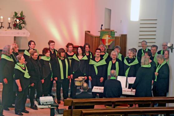 Der Gospel-Chor "CornerStones" begleitete den Gottesdienst in der evangelischen Christus-Kirche stimmlich. FOTO: ANDREAS DUNKER