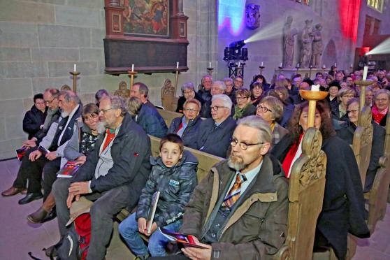 Als stellvertretender Vorsitzender und offizieller Repräsentant des Presbyteriums der evangelischen Kirchengemeinde Wickede (Ruhr) brachte Hartwig Meier (vorne rechts) symbolisch die Osterkerze aus der Christus-Kirche an den Altar der Wiesenkirche in Soest. FOTO: ANDREAS DUNKER