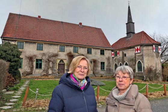 Die beiden Schwestern (von links): Christiane Trotter und Jutta Margarita McKenna haben Gut Schafhausen verkauft. FOTO: ANDREAS DUNKER