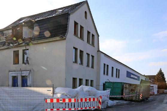 Die bislang markante Gebäudefassade der "HEKO Ketten GmbH" an der Eisenbahnstraße in Wickede FOTO: ANDREAS DUNKER