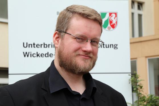 Pressesprecher Benjamin Hahn von der Bezirksregierung Arnsberg vor der Flüchtlingsmassenunterkunft in Wimbern ARCHIVFOTO: ANDREAS DUNKER