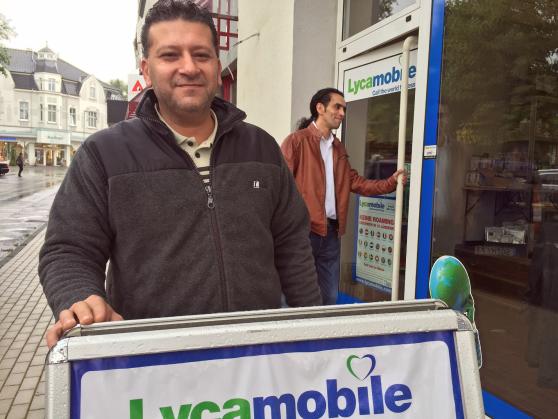 Haissam Yassine (43) vor seinem neuen Sonderposten-Markt an der Hauptstraße FOTO: ANDREAS DUNKER